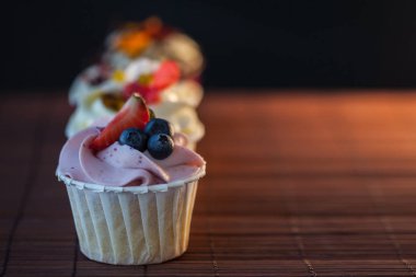 Masada güzel ve lezzetli cupcakes. Lezzetli tatlıtatlılar bir dizi