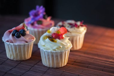 Masada güzel ve lezzetli cupcakes. Lezzetli tatlıtatlılar bir dizi