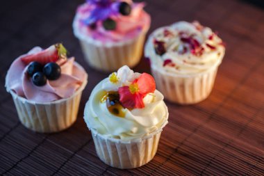 Masada güzel ve lezzetli cupcakes. Lezzetli tatlıtatlılar bir dizi