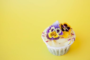 Pembe arka planda tatlı tatlı, kopya alanı. Kremalı Cupcake, güzel ve lezzetli.