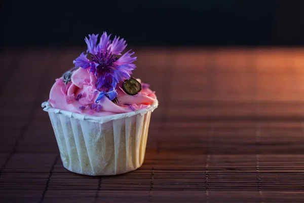 Schöne und leckere Cupcakes auf dem Tisch. süßes Dessert mit Beeren und Sahne. — Stockfoto