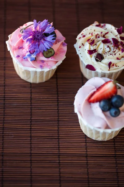 Piękne i pyszne Cupcakes na stole. Zestaw pysznych słodkich deserów — Zdjęcie stockowe