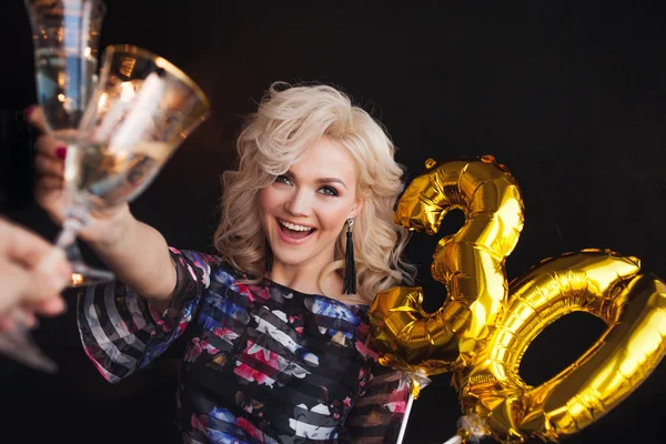 Sváteční večírek, krásná mladá blondýnka popíjí šampaňské — Stock fotografie