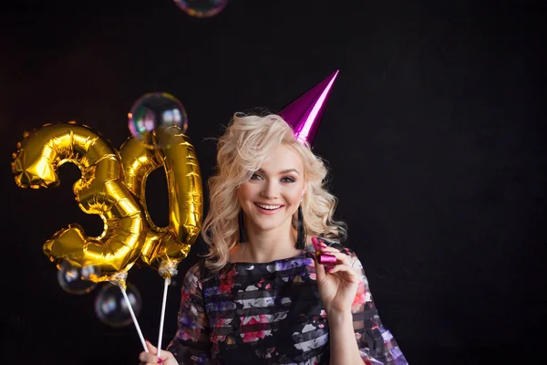 Jonge aantrekkelijke blonde vrouw viert haar 30e verjaardag. Mooi vrolijk blondje met gouden ballonnen. Geboortedatum — Stockfoto