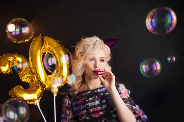 Jonge aantrekkelijke blonde vrouw viert haar 30e verjaardag. Mooi vrolijk blondje met gouden ballonnen. Geboortedatum — Stockfoto