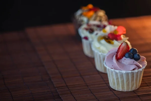 Mooie en heerlijke cupcakes op de tafel. Een set heerlijke zoete desserts — Stockfoto