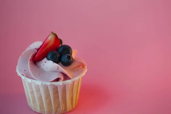 Γλυκό επιδόρπιο σε ροζ φόντο, αντίγραφο χώρου. Κέικ με κρέμα, όμορφο και νόστιμο. — Φωτογραφία Αρχείου