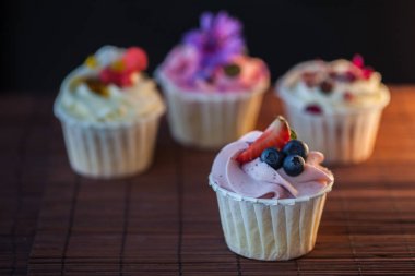 Masada güzel ve lezzetli cupcakes. Lezzetli tatlıtatlılar bir dizi