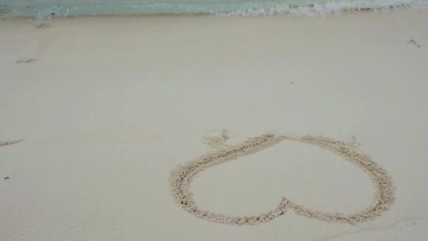 Hart op het zand. Kust op een tropisch eiland, huwelijksreis door de zee. — Stockvideo