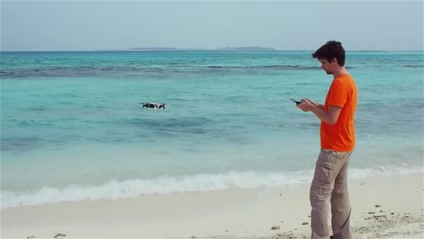 Gars lance un drone au-dessus de la mer, photo et vidéo prise sur quadrocopter . — Video