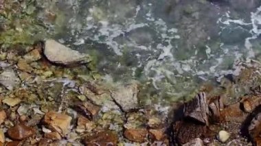 Deniz sörfü, mavi dalga kayalara çarpıyor..