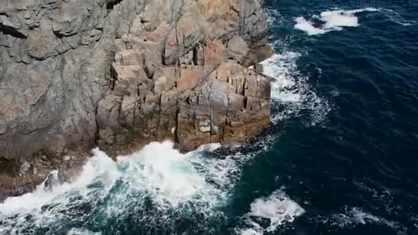 Blick auf die steile Felsklippe im Meer. atemberaubende Aussicht auf das blaue Meer — Stockvideo