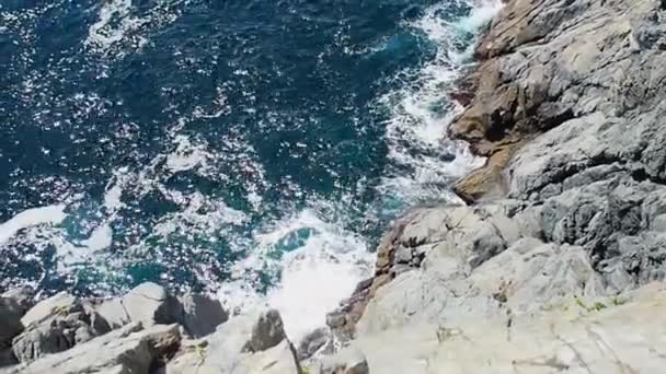 Blick auf die steile Felsklippe im Meer. atemberaubende Aussicht auf das blaue Meer — Stockvideo