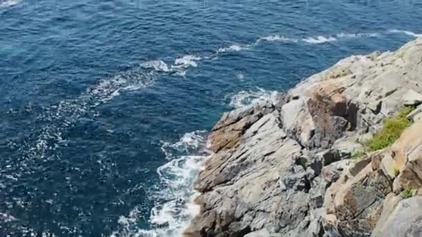 Blick auf die steile Felsklippe im Meer. atemberaubende Aussicht auf das blaue Meer — Stockvideo