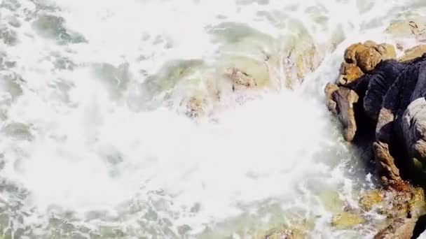 Il mare fa surf, l'onda blu colpisce le rocce . — Video Stock