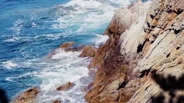 Blick auf die steile Felsklippe im Meer. atemberaubende Aussicht auf das blaue Meer — Stockvideo