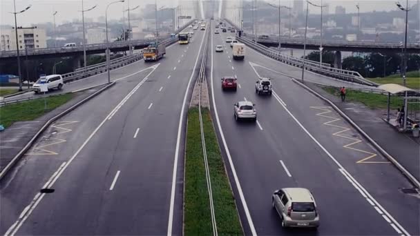 Gran cruce de carreteras, entrada al gran puente con cable. Vista frontal . — Vídeos de Stock