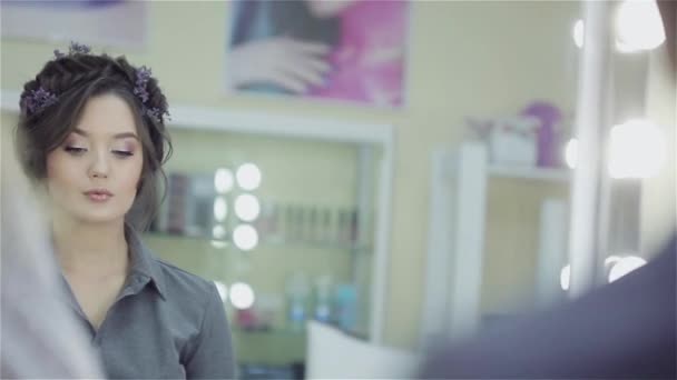 Seorang penata rias sedang merias rambut di salon kecantikan. Profesional make-up — Stok Video