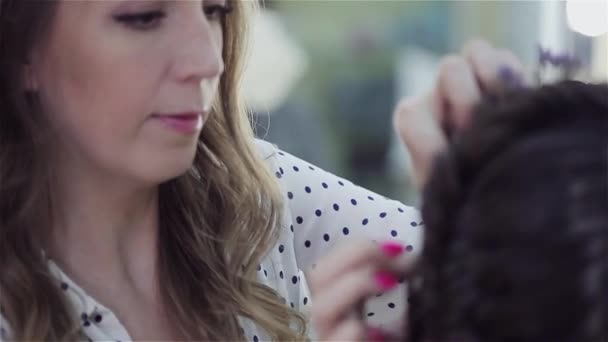 Stylist Visagist Make-up und Haare in einem Schönheitssalon. Professionelles Make-up — Stockvideo