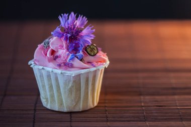 Masada güzel ve lezzetli cupcakes. Çilek ve krema ile tatlı tatlı.