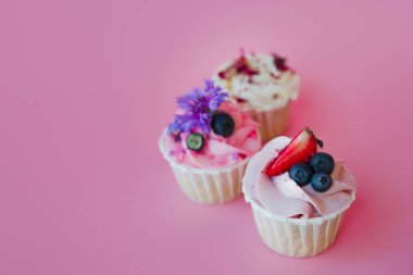 farklı dolgular ve krema ile lezzetli cupcakes seti. Kremalı üç muffin