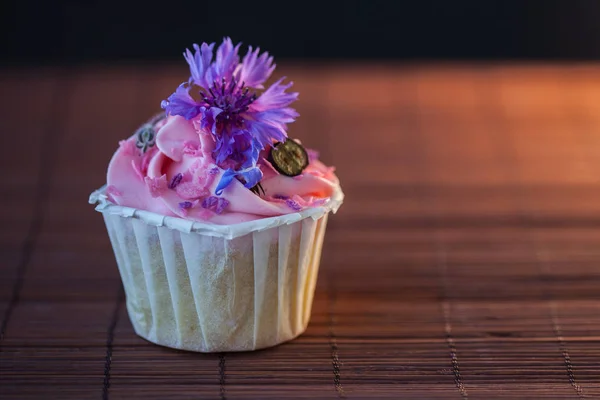 Schöne und leckere Cupcakes auf dem Tisch. süßes Dessert mit Beeren und Sahne. — Stockfoto