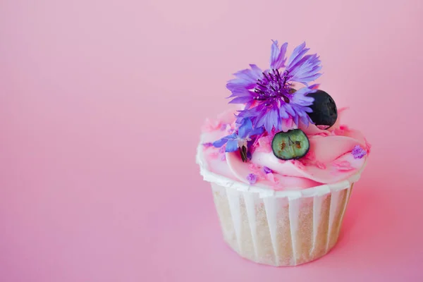 Dolce dessert su sfondo rosa, spazio per la copia. Cupcake con crema, bella e deliziosa . — Foto Stock