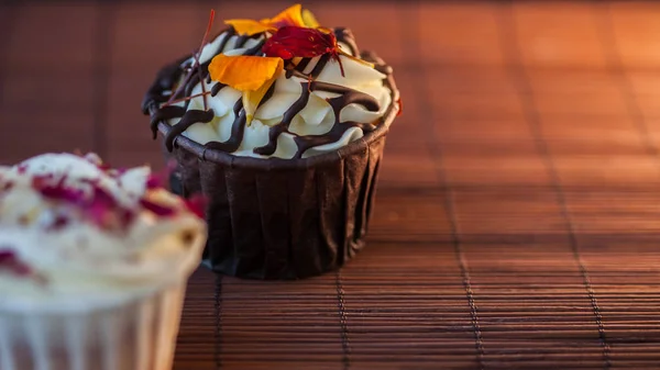 Piękne i pyszne Cupcakes na stole. Zestaw pysznych słodkich deserów — Zdjęcie stockowe