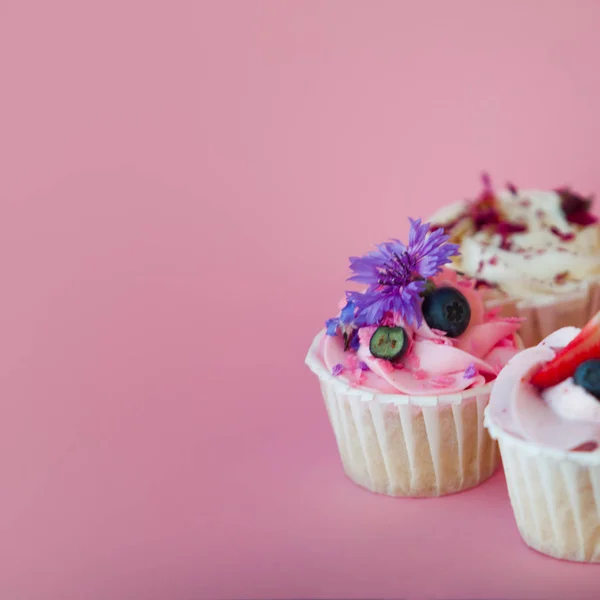 Leckere Cupcakes mit verschiedenen Füllungen und Sahne. drei Muffins mit Sahne — Stockfoto