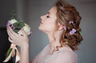 Pembe elbiseli sevimli genç gelin. Bir düğün buketi ile kız,