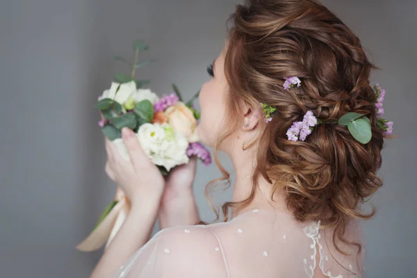 Penteado de casamento bonito e elegante. Noiva jovem com buquê de flores — Fotografia de Stock