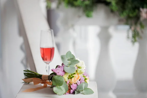 Elegante natura morta di nozze. Bouquet di fiori freschi della sposa — Foto Stock