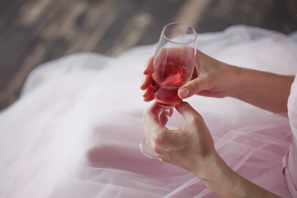 Copo de champanhe rosa nas mãos da noiva em um vestido rosa — Fotografia de Stock