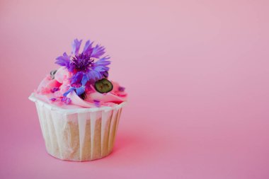 Pembe arka planda tatlı tatlı, kopya alanı. Kremalı Cupcake, güzel ve lezzetli.