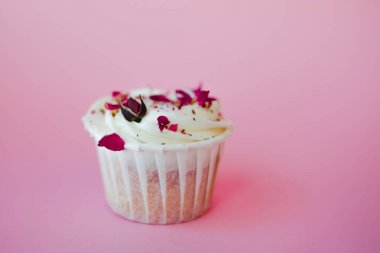 Pembe arka planda tatlı tatlı, kopya alanı. Kremalı Cupcake, güzel ve lezzetli.
