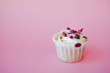 Pembe arka planda tatlı tatlı, kopya alanı. Kremalı Cupcake, güzel ve lezzetli.