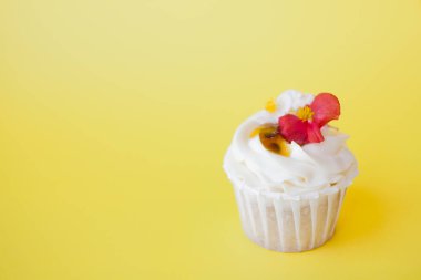 Pembe arka planda tatlı tatlı, kopya alanı. Kremalı Cupcake, güzel ve lezzetli.