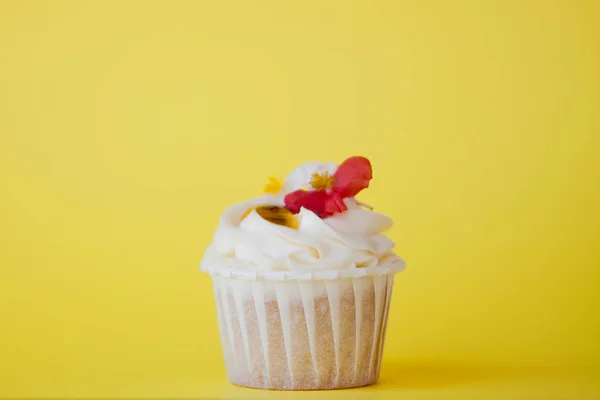 Dessert sucré sur fond rose, espace de copie. Cupcake à la crème, belle et délicieuse . — Photo