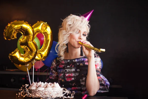Cumpleaños, fiesta de globos. Una joven está celebrando su cumpleaños. . —  Fotos de Stock