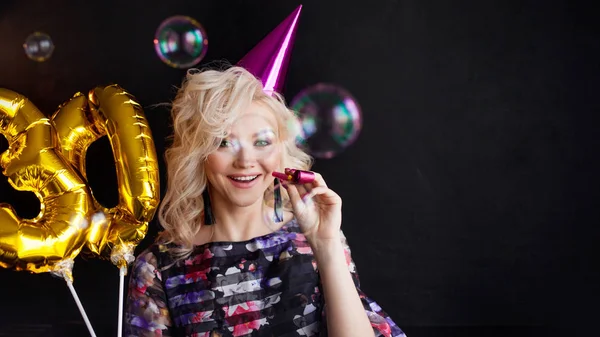 Jonge aantrekkelijke blonde vrouw viert haar 30e verjaardag. Mooi vrolijk blondje met gouden ballonnen. Geboortedatum — Stockfoto
