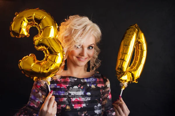 Jovem mulher loira atraente comemora seu aniversário de 30 anos. Linda loira alegre com balões dourados. Aniversário — Fotografia de Stock