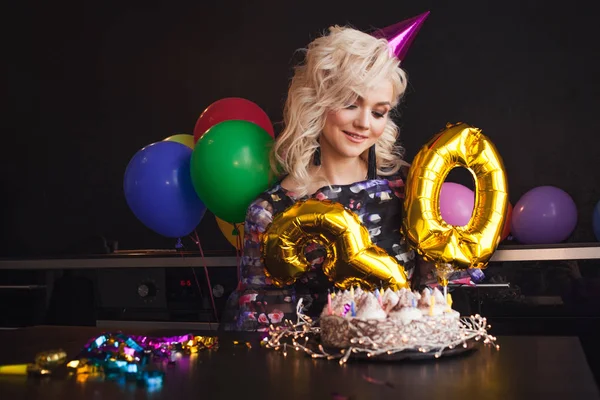 Szczęśliwa młoda kobieta bawiąc się na przyjęcie urodzinowe. Urocza i atrakcyjna blondynka — Zdjęcie stockowe