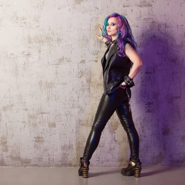Odvážný Rebelský rocker, v černých kožených šatech s barevnými vlasy. Mladá stylová žena s módním gradientním účesu — Stock fotografie