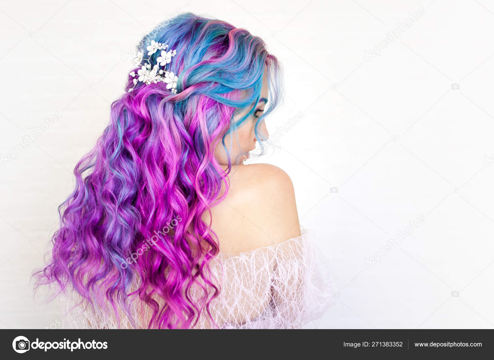 Stylish Trendy Hairstyle Of Curly Blonde Hair Fashionable Hair