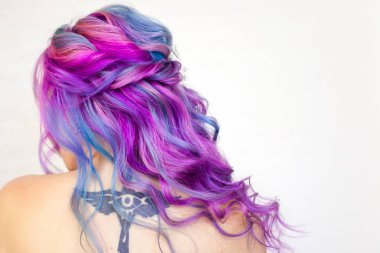 Parlak saç boyama, Macenta ve mor ile şık şık genç kadın.
