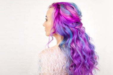 Kıvırcık sarı saç şık trendy saç modeli. Modasaç boyama,