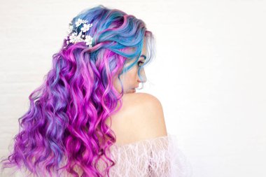 Parlak boyama ile güzel ve sağlıklı saçlar. Uzun kıvırcık saç mor ve pembe tonları