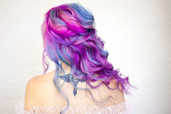 背面时尚青年女孩与明亮的头发着色，与蓝色紫色色调的Ombre. — 图库照片