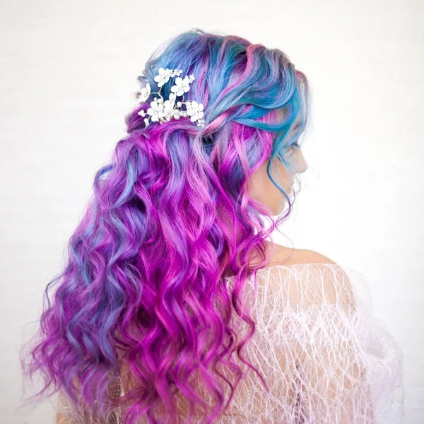 Piękne i zdrowe włosy z jasnym kolorowania. Długie kręcone włosy purpurowe i różowe odcienie — Zdjęcie stockowe