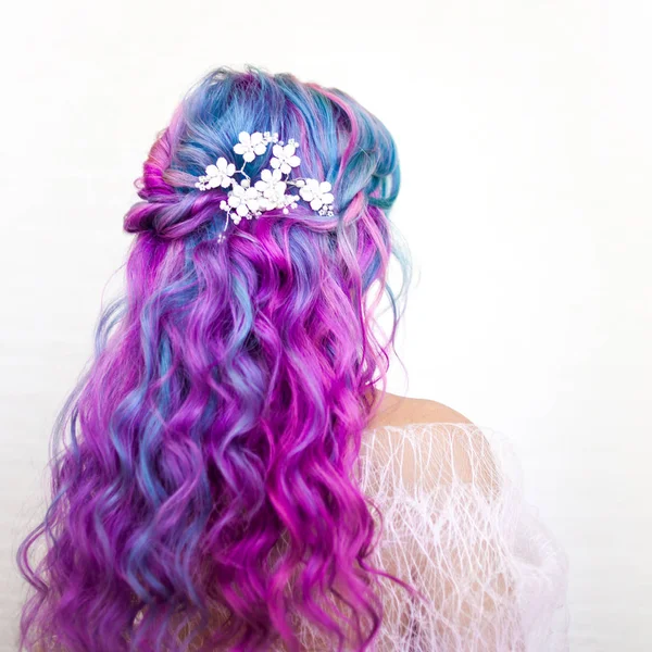 Cabelo bonito e saudável com coloração brilhante. Cabelo encaracolado longo tons roxos e rosa — Fotografia de Stock